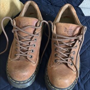 Vintage Dr. Martens Air Wair 9A53 platform oxford shoes in brown leather.Size 11